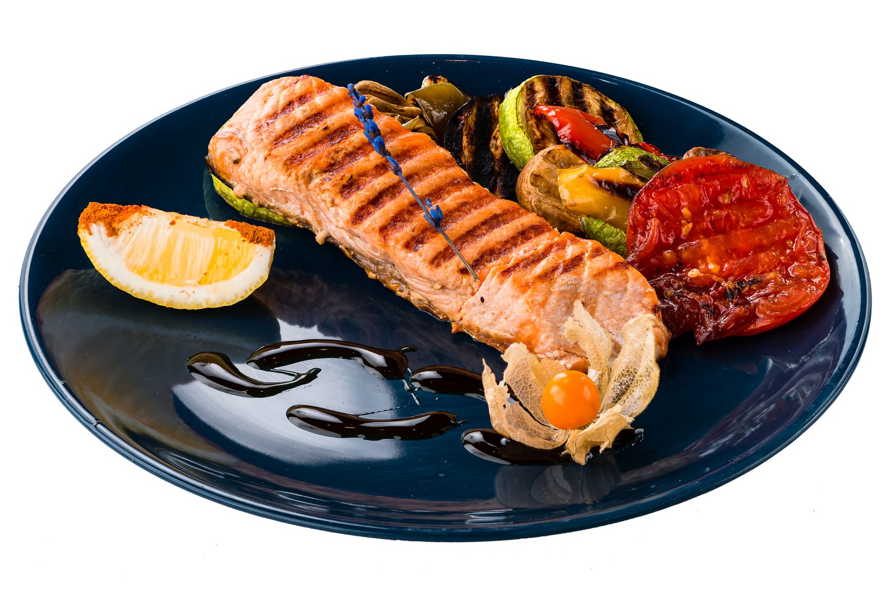 Стейк из лосося с овощами гриль и лимонно-имбирным соусом